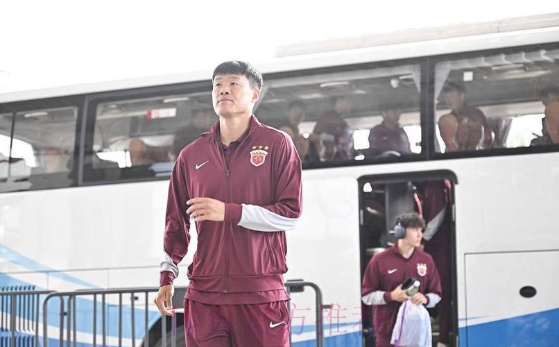 上海海港官方:李昂离队加盟大连英博,曾随队获中超三连冠 上海海港官方:李昂离队加盟大连英博,曾随队获中超三连冠